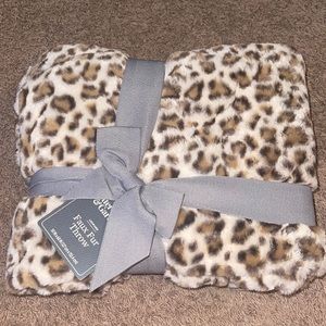 faux fur blanket (leopard print)